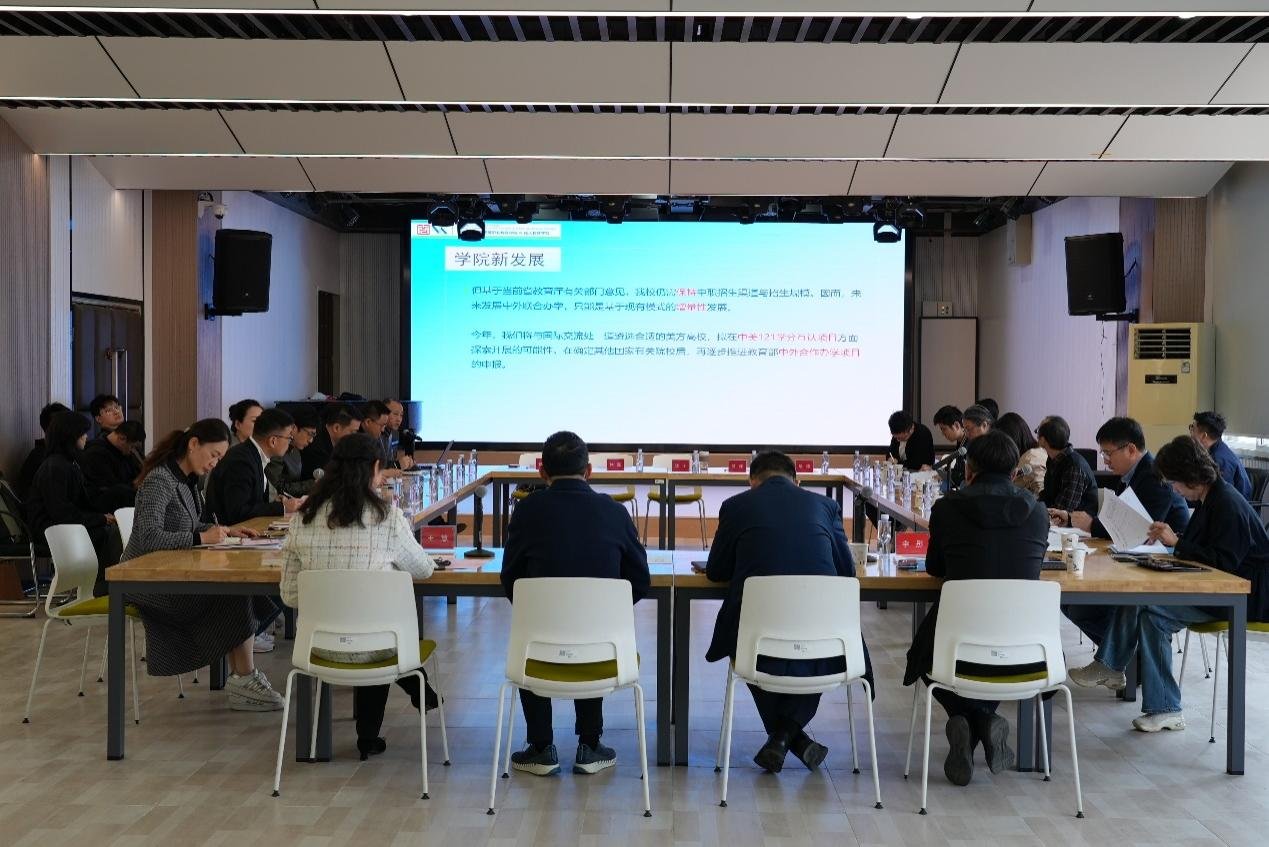 图片 12.png 开展系列“人工智能时代专业转型和课程